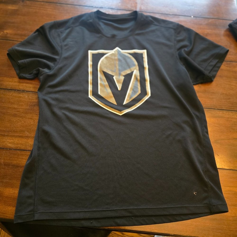 Men’s Las Vegas Golden Knights Hockey Team T-Shirt. Size Small. Good Condition